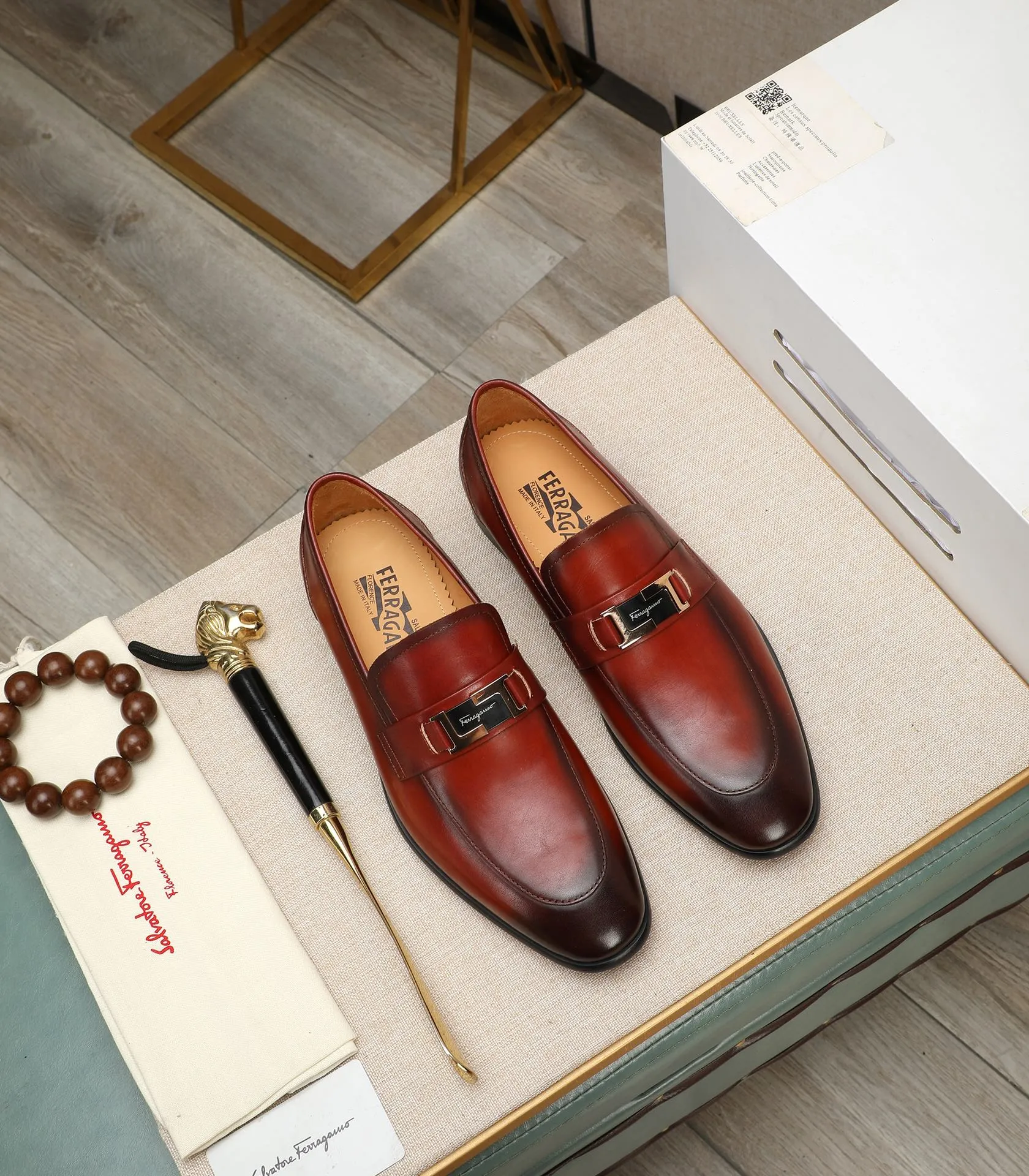 Men's shoes 💰540📛📛(water-dyed cowhide) Salvatore Ferragamo high-end (Salvatore Ferragamo) is the world's top luxury footwear brand. It comes from the fashion kingdom of Italy and is famous all over the world for its traditional handmade design and novel styles...🚶🏻🚶🏻New suit shoes are available simultaneously at the counter. This model is purely handmade. The fabric is imported from Italy's original first-layer cowhide. Soft water-dyed cowhide lining. Original authentic outsole🌀🌀Size: 38➖44 (45 customized)